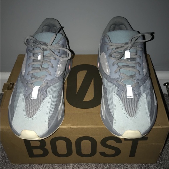 Yeezy Boost 700 - Picture 2 of 2